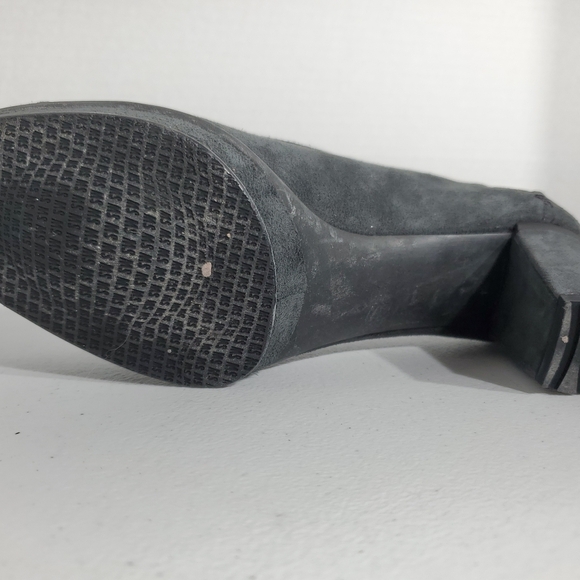 Stuart Weitzman Sz 7 Dark Gray/Black Suede Chunk Heels With Tasseld